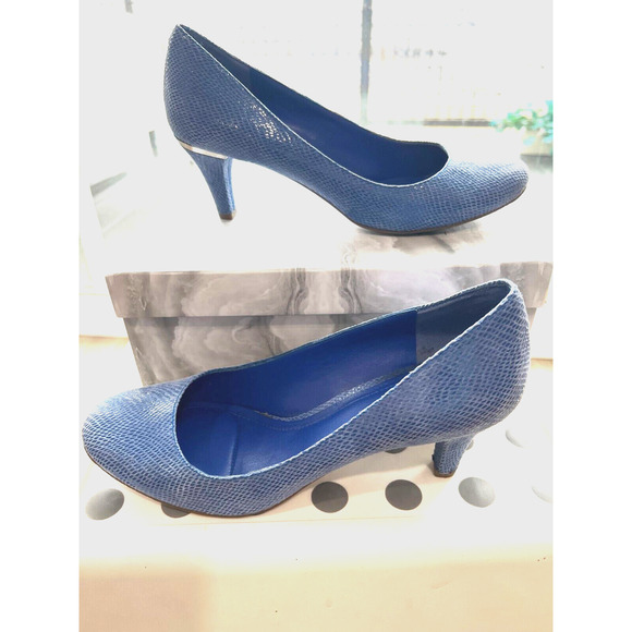 BCBG Generation Blue Leather Pumps Sz 8 /38 Kitten heel Almond shape Carrier - Picture 2 of 10